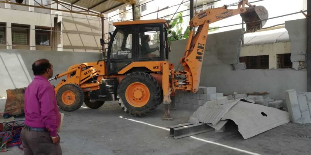 BREAKING NEWS: BBMP demolishing unauthorized shed in Sector 5 16