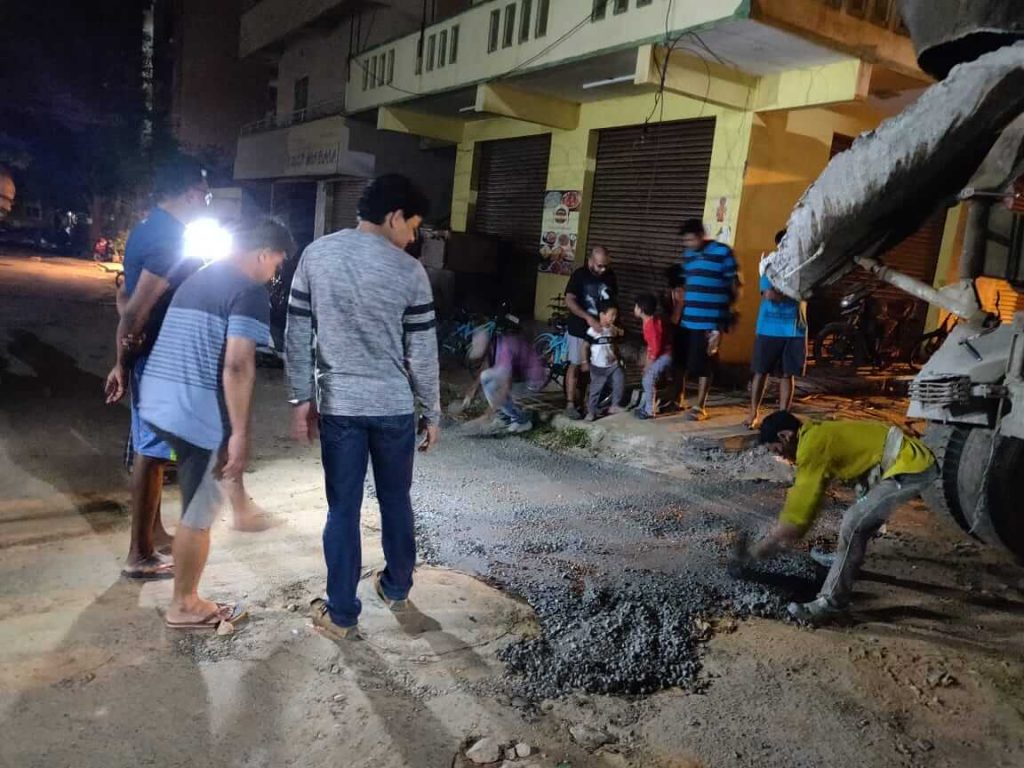 Residents fill up potholes by themselves; shame on you, BBMP! 5